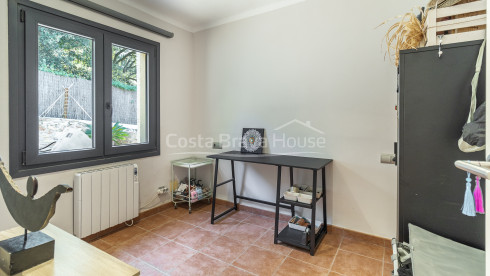 House with heated pool and garden in Begur Residential