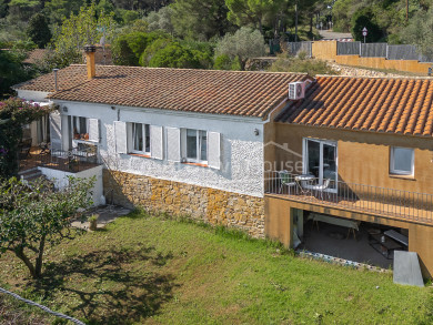 Casa mediterrània amb vistes al mar i jardí pla en venda a Sa Tuna (Begur)