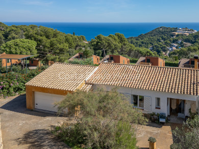 Casa mediterrània amb vistes al mar i jardí pla en venda a Sa Tuna (Begur)