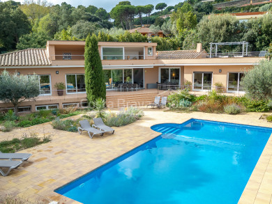 Casa mediterránea de lujo con piscina, vistas al mar y jardín privado en venta en Aiguablava, Begur