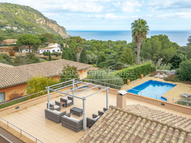 Casa mediterránea de lujo con piscina, vistas al mar y jardín privado en venta en Aiguablava, Begur