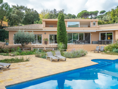 Casa mediterránea de lujo con piscina, vistas al mar y jardín privado en venta en Aiguablava, Begur