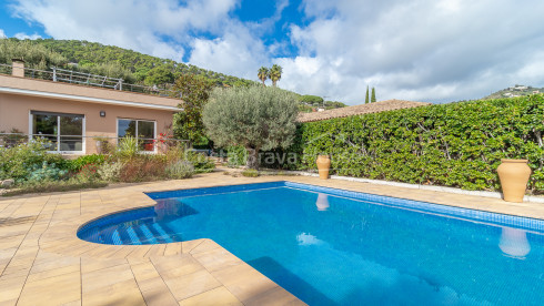 Casa mediterránea con piscina y vistas al mar en Aiguablava Begur