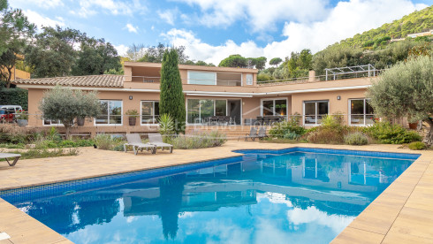 Casa mediterránea con piscina y vistas al mar en Aiguablava Begur
