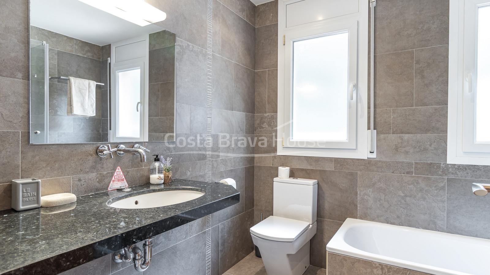 Casa mediterránea con piscina y vistas al mar en Aiguablava Begur