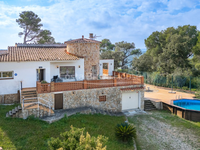 Casa en venda a Mas Tomasi amb àmplies terrasses, vistes obertes i proximitat a Pals i a les platges de la Costa Brava