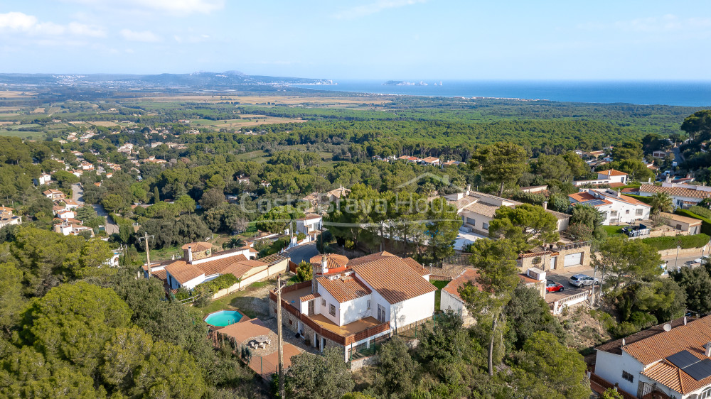 Casa en venta en Mas Tomasi con vistas despejadas, terrazas amplias y proximidad a Pals y playas