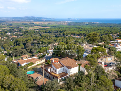 Casa en venda a Mas Tomasi amb àmplies terrasses, vistes obertes i proximitat a Pals i a les platges de la Costa Brava