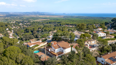 Casa en venda a Mas Tomasi amb vistes obertes, terrasses àmplies i proximitat a Pals i a les platges