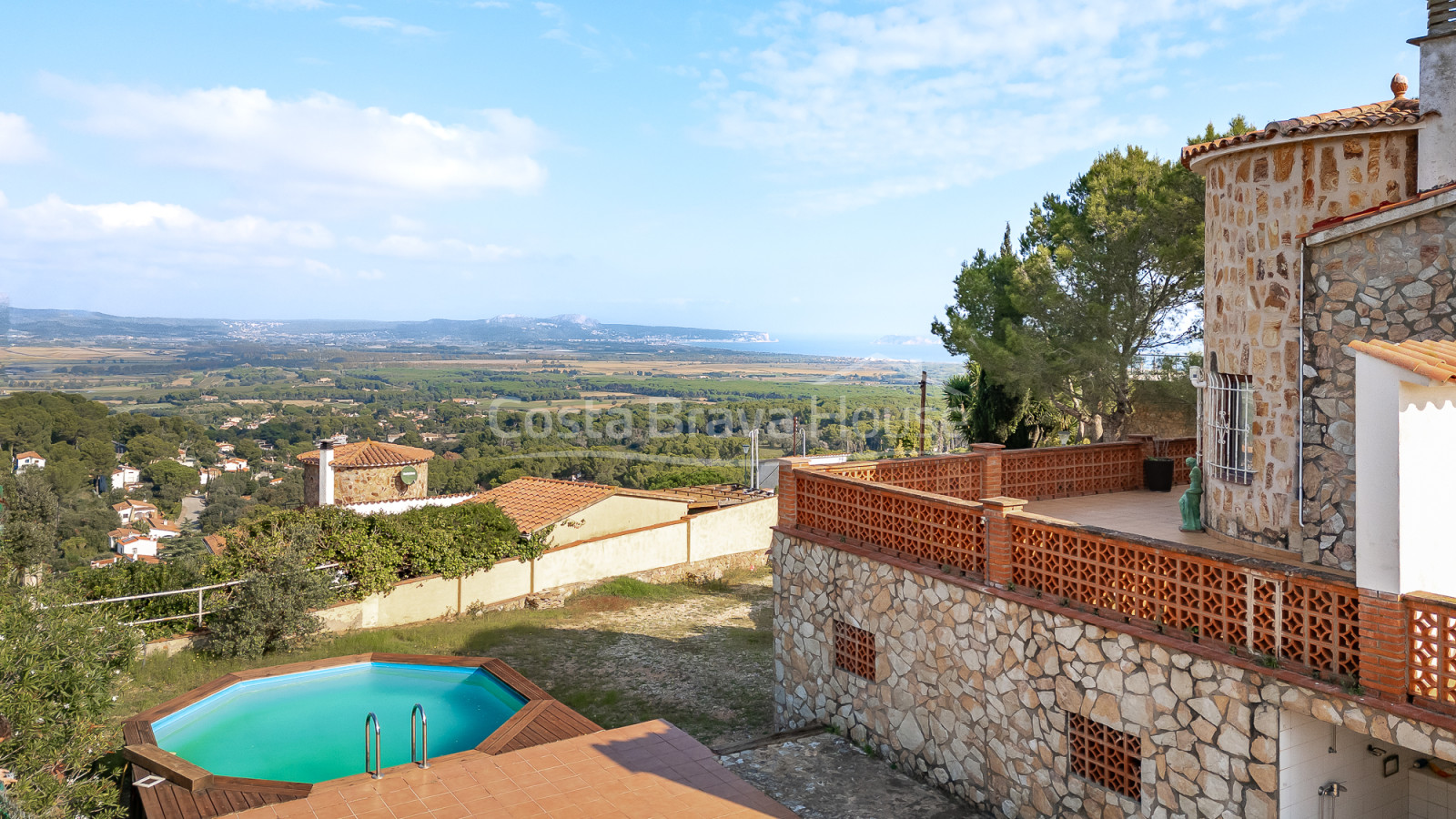 House for sale in Mas Tomasi with open views, large terraces and proximity to Pals and the beaches