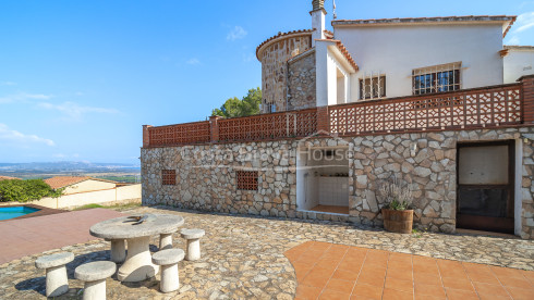 Casa en venda a Mas Tomasi amb vistes obertes, terrasses àmplies i proximitat a Pals i a les platges