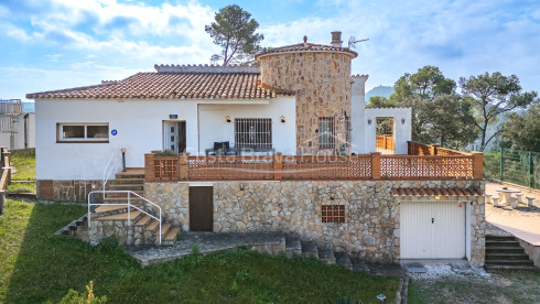 Maison à vendre à Mas Tomasi avec vues dégagées, grandes terrasses et proximité de Pals et des plages