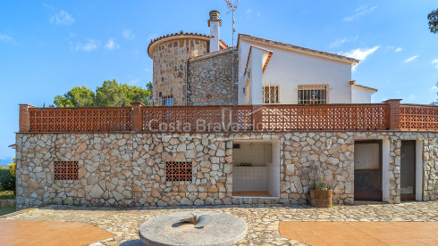 Casa en venta en Mas Tomasi con vistas despejadas, terrazas amplias y proximidad a Pals y playas