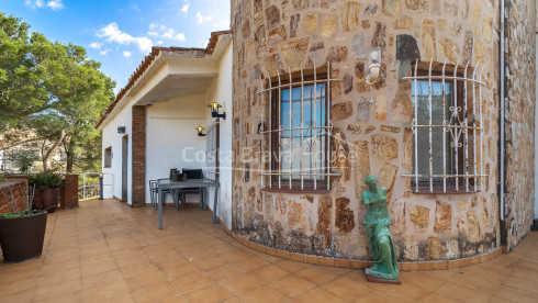 Maison à vendre à Mas Tomasi avec vues dégagées, grandes terrasses et proximité de Pals et des plages