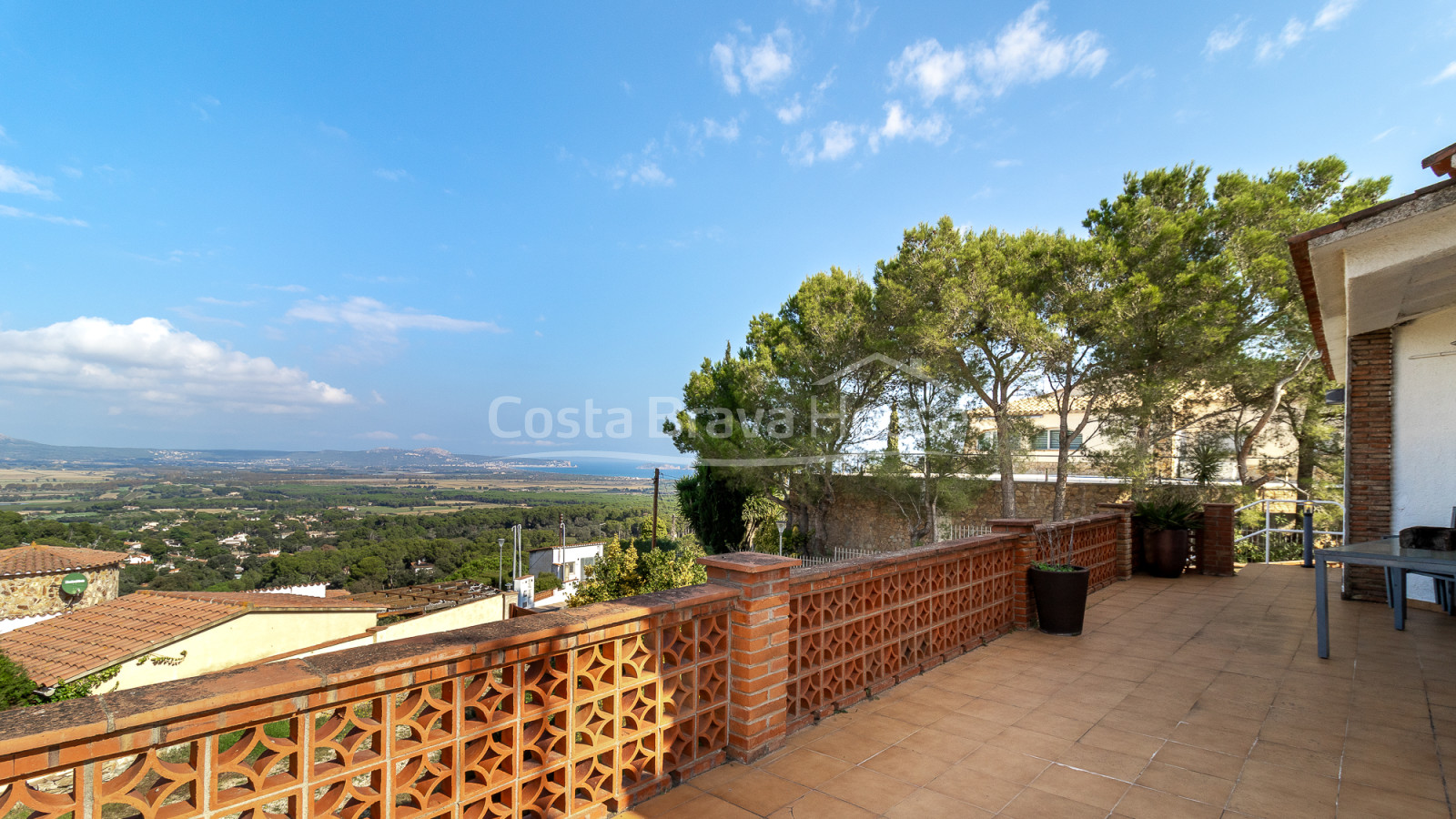 Casa en venda a Mas Tomasi amb vistes obertes, terrasses àmplies i proximitat a Pals i a les platges