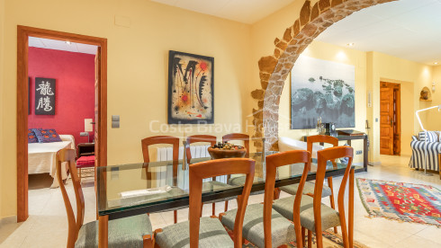 Maison à vendre à Mas Tomasi avec vues dégagées, grandes terrasses et proximité de Pals et des plages