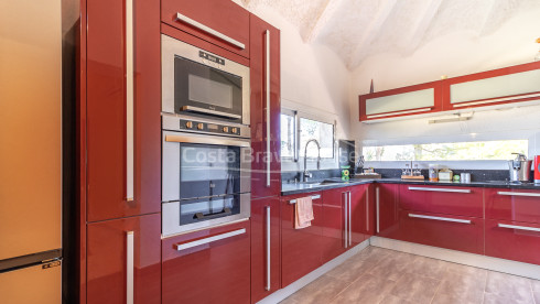 Casa en venta en Mas Tomasi con vistas despejadas, terrazas amplias y proximidad a Pals y playas