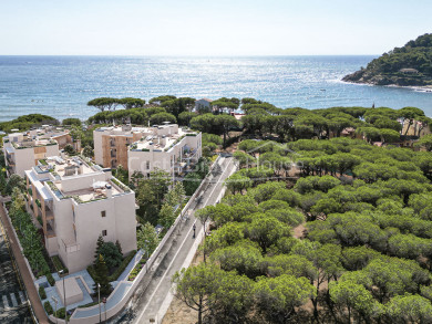 Apartamento de obra nueva en venta cerca de la playa de La Fosca (Palamós) con acceso a piscina y completas zonas comunitarias