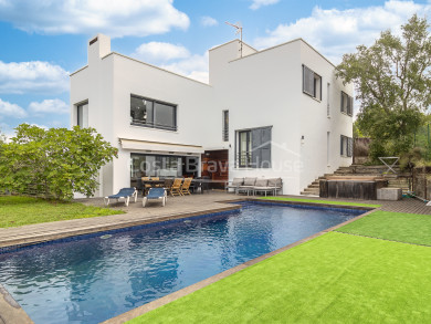 Eigentijdse villa te koop in Esclanyà met moderne architectuur, functionele niveaus en nabij de stranden van Begur