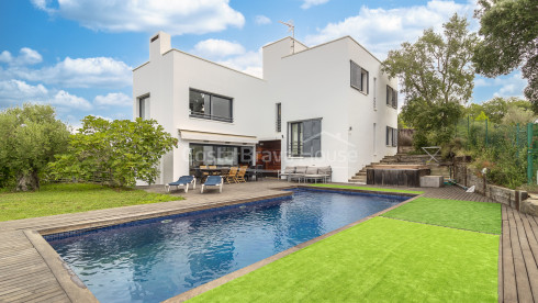 Eigentijdse villa te koop in Esclanyà met moderne architectuur en niveaus, vlak bij de stranden