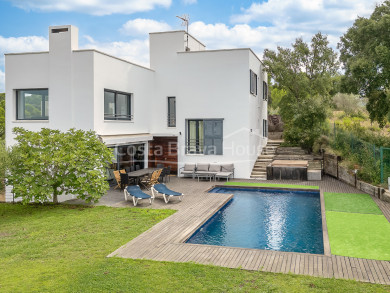 Villa contemporaine à vendre à Esclanyà avec architecture moderne, niveaux fonctionnels et proximité des plages de Begur