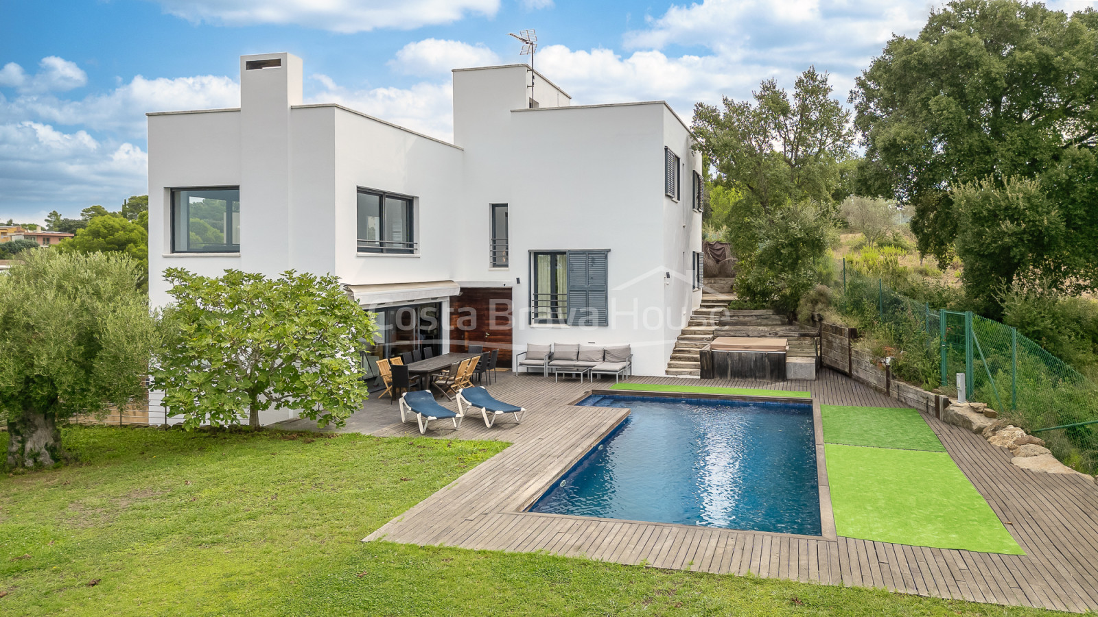 Eigentijdse villa te koop in Esclanyà met moderne architectuur en niveaus, vlak bij de stranden