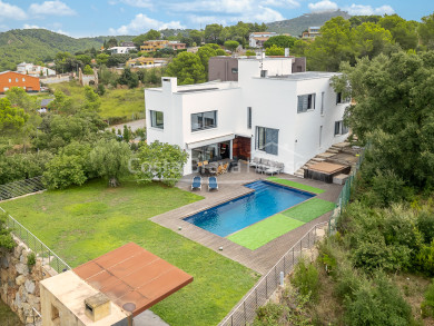 Villa contemporaine à vendre à Esclanyà avec architecture moderne, niveaux fonctionnels et proximité des plages de Begur