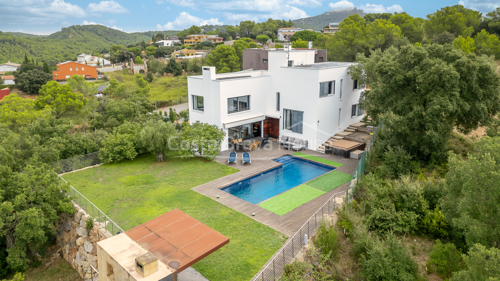 Eigentijdse villa te koop in Esclanyà met moderne architectuur en niveaus, vlak bij de stranden