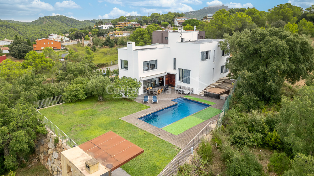 Eigentijdse villa te koop in Esclanyà met moderne architectuur en niveaus, vlak bij de stranden