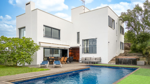 Eigentijdse villa te koop in Esclanyà met moderne architectuur en niveaus, vlak bij de stranden