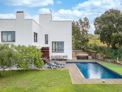 Contemporary villa for sale in Esclanyà with modern architecture, functional levels and proximity to the beaches of Begur