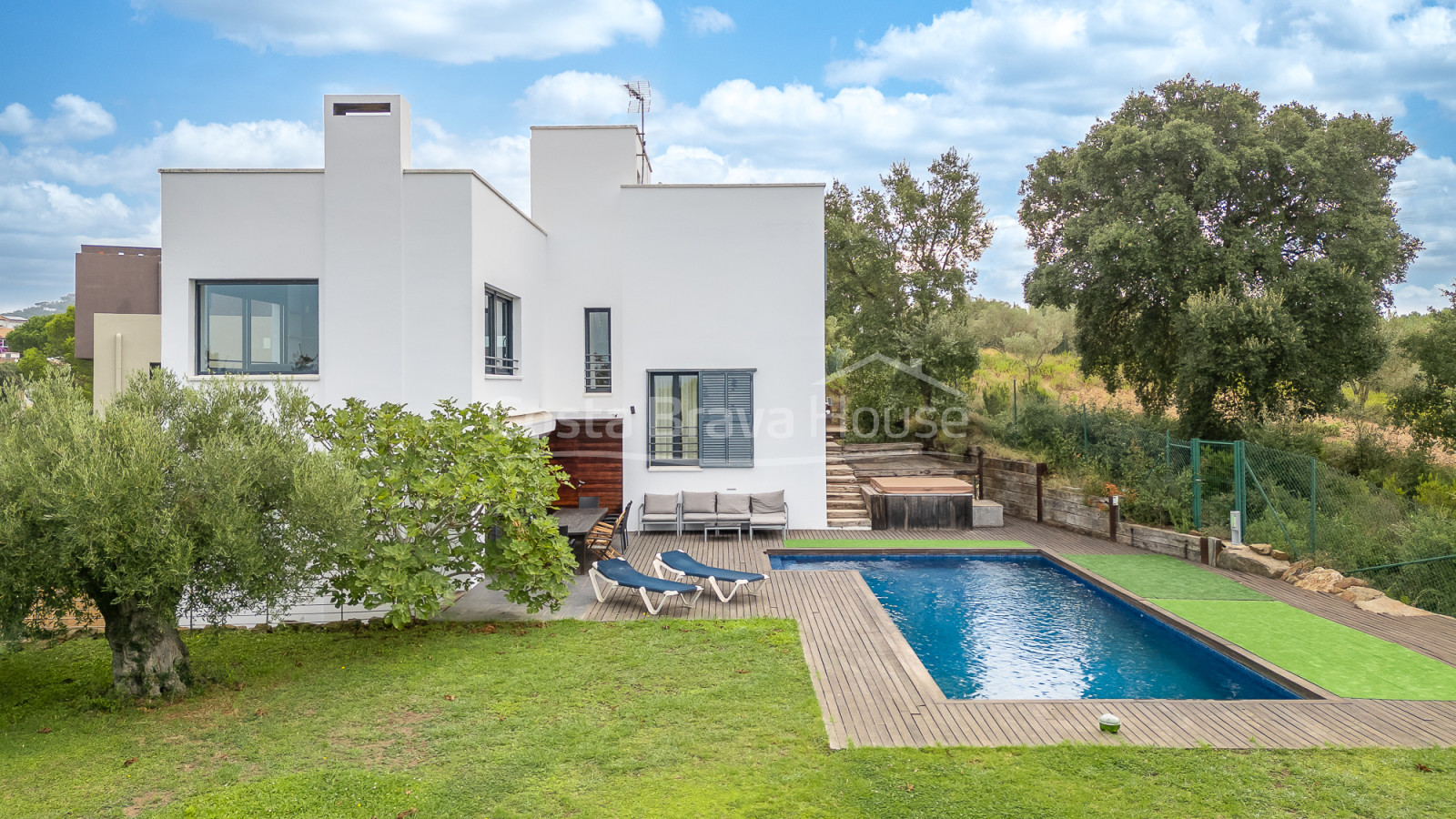 Eigentijdse villa te koop in Esclanyà met moderne architectuur en niveaus, vlak bij de stranden
