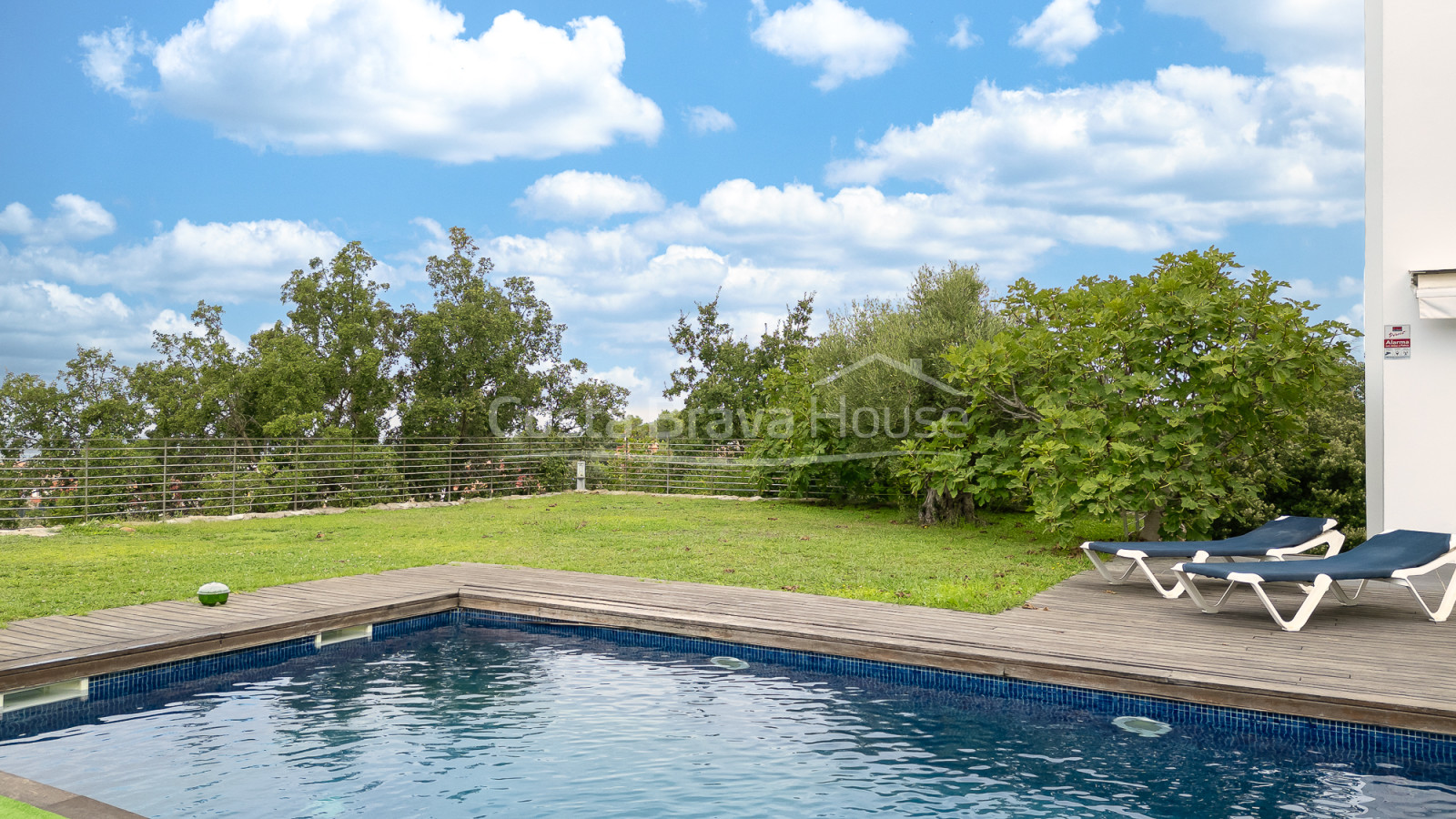 Contemporary villa for sale in Esclanyà with modern architecture and levels close to the beaches