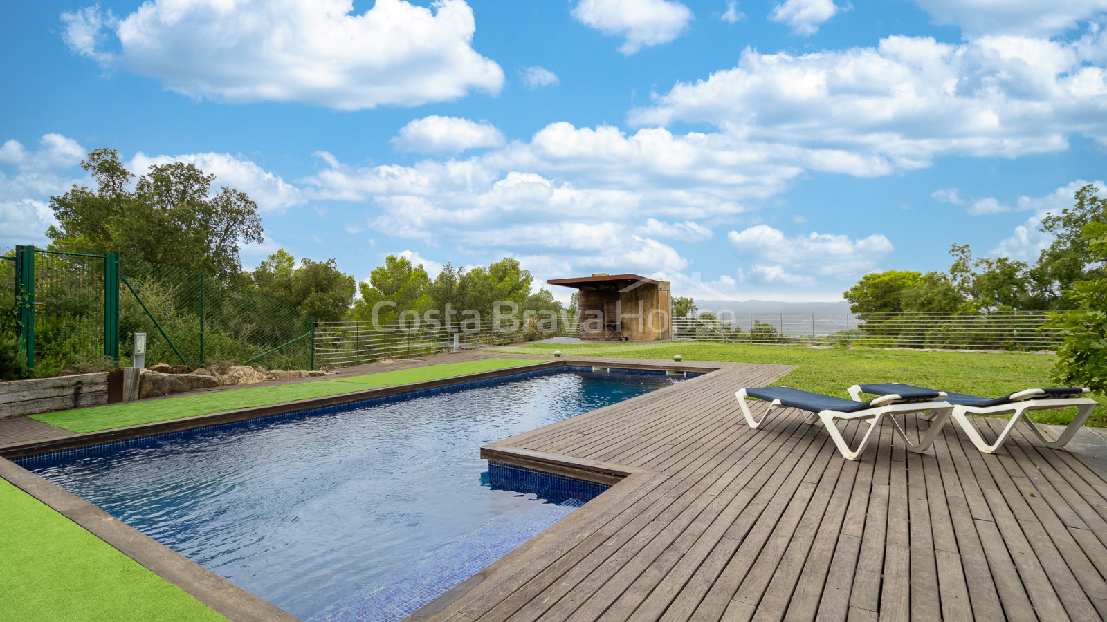 Eigentijdse villa te koop in Esclanyà met moderne architectuur en niveaus, vlak bij de stranden