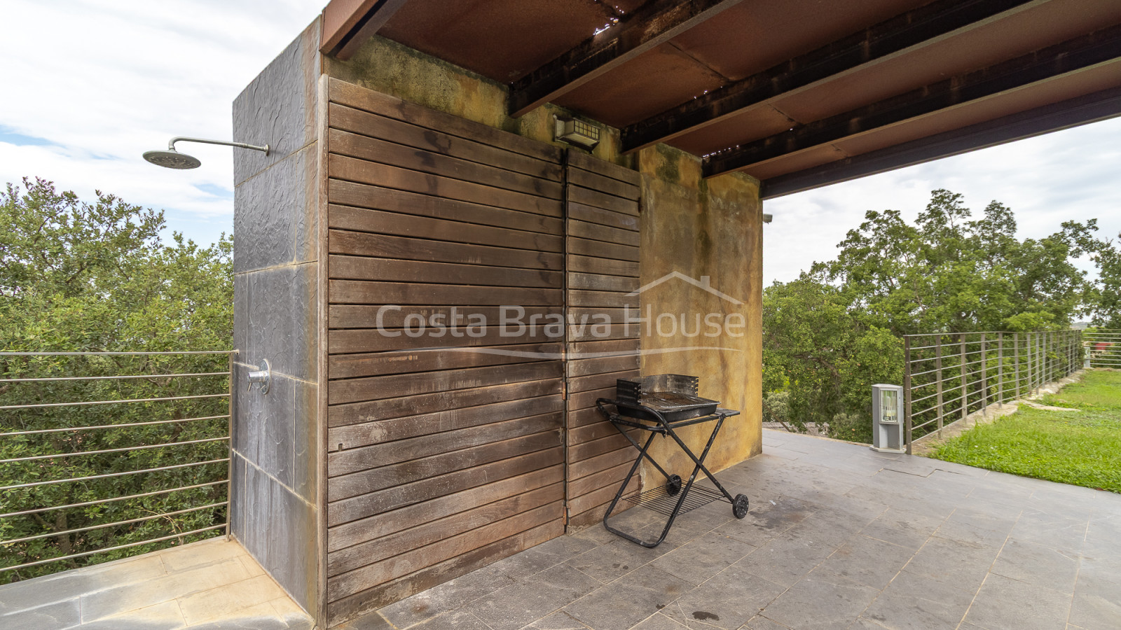 Eigentijdse villa te koop in Esclanyà met moderne architectuur en niveaus, vlak bij de stranden