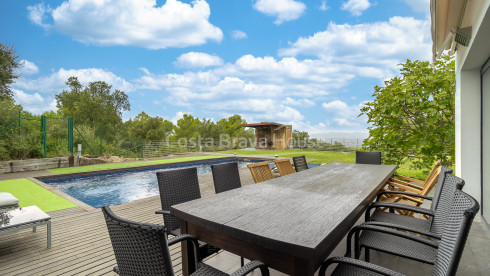 Villa contemporánea en venta en Esclanyà con arquitectura moderna y niveles cerca de playas