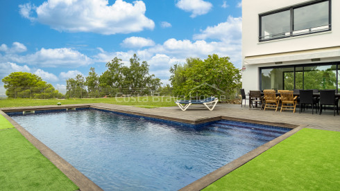 Eigentijdse villa te koop in Esclanyà met moderne architectuur en niveaus, vlak bij de stranden