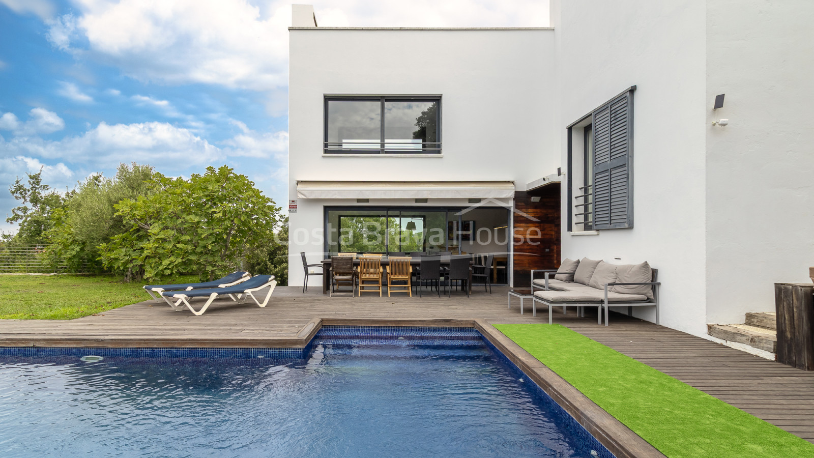 Eigentijdse villa te koop in Esclanyà met moderne architectuur en niveaus, vlak bij de stranden