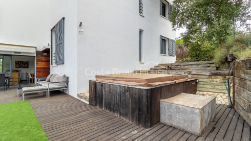 Eigentijdse villa te koop in Esclanyà met moderne architectuur en niveaus, vlak bij de stranden