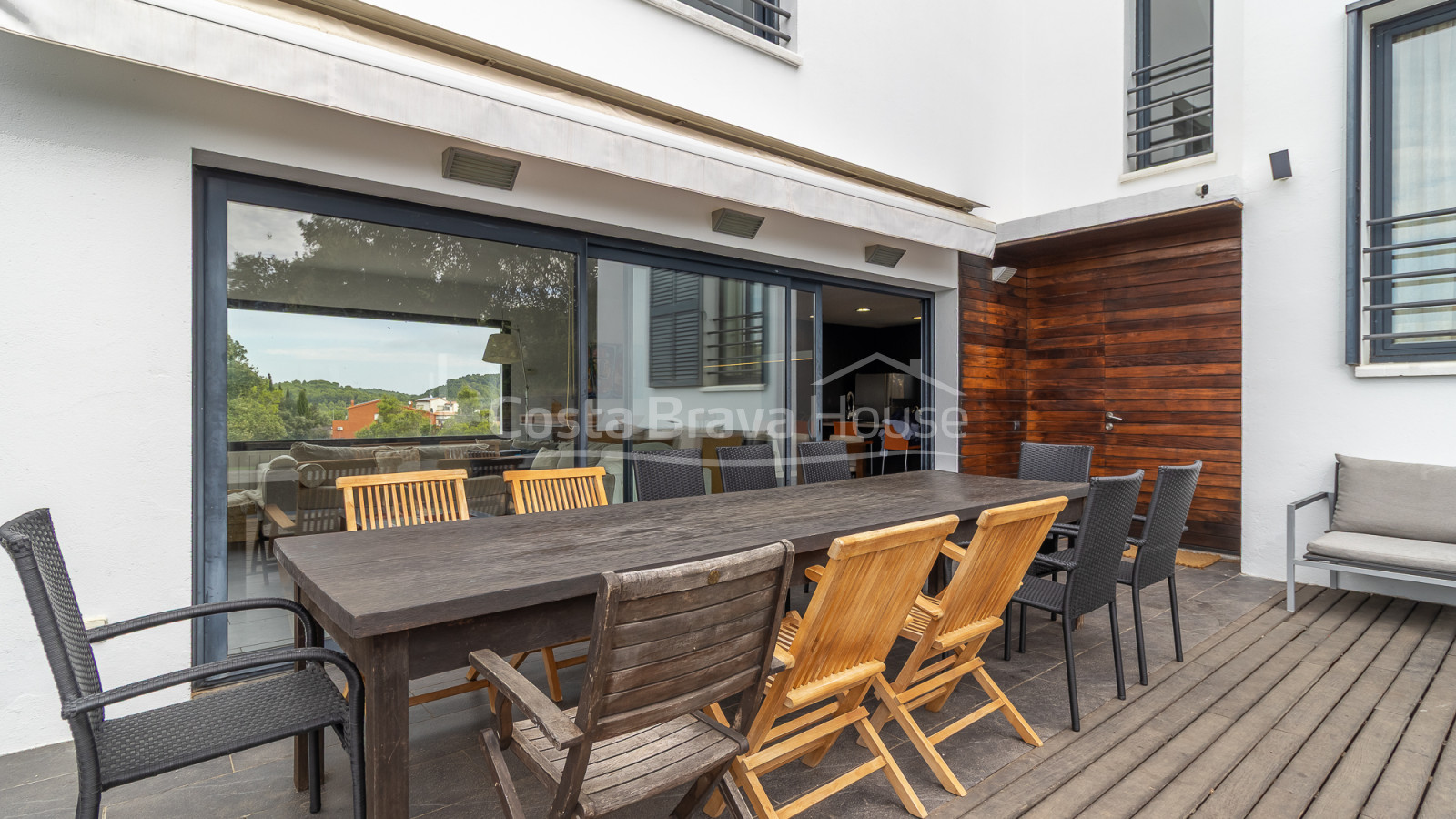 Eigentijdse villa te koop in Esclanyà met moderne architectuur en niveaus, vlak bij de stranden