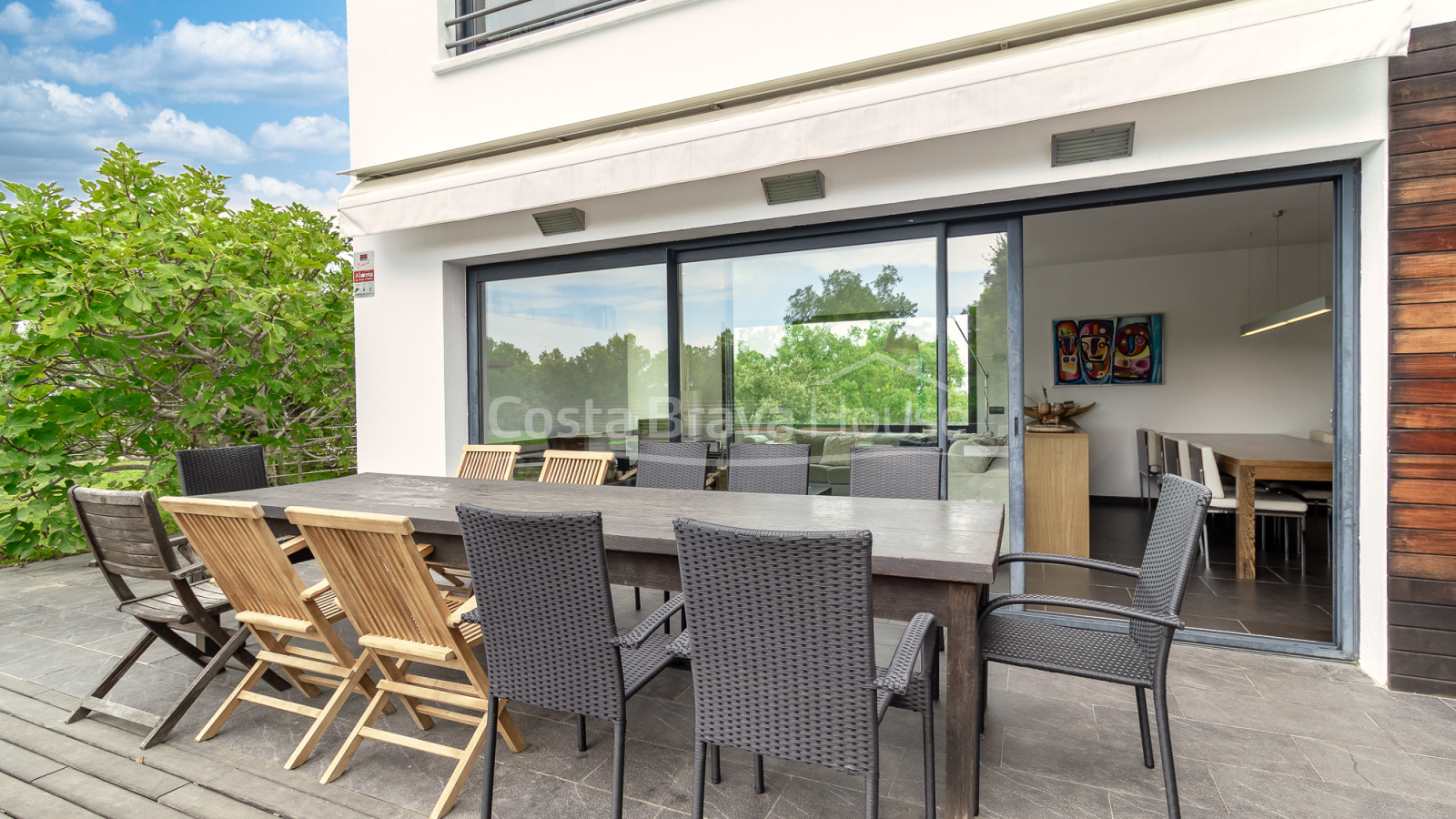 Eigentijdse villa te koop in Esclanyà met moderne architectuur en niveaus, vlak bij de stranden