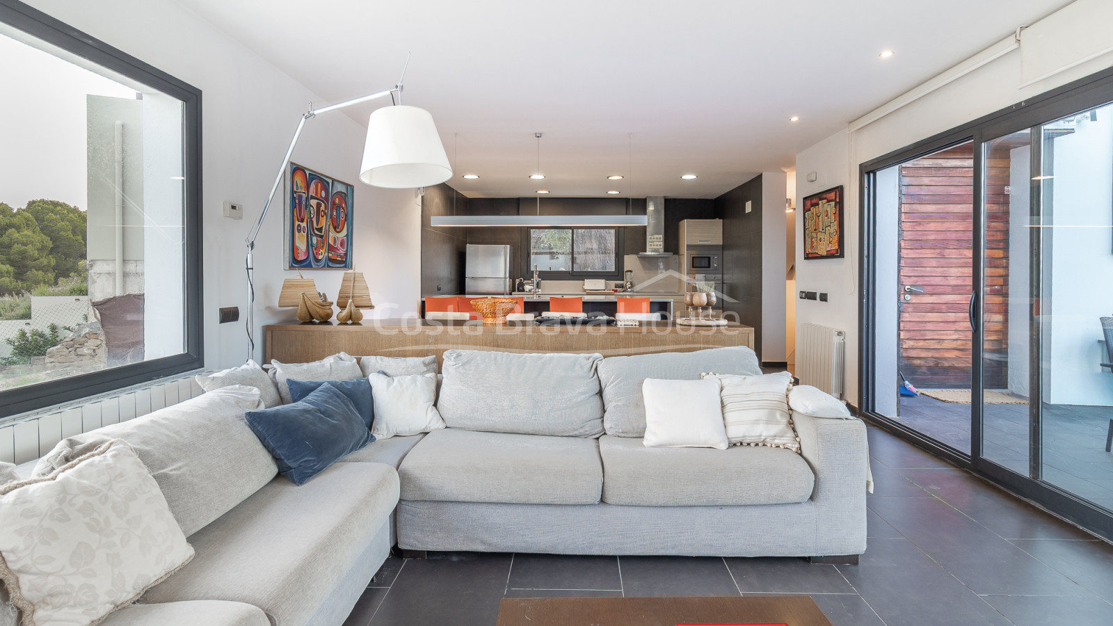 Eigentijdse villa te koop in Esclanyà met moderne architectuur en niveaus, vlak bij de stranden