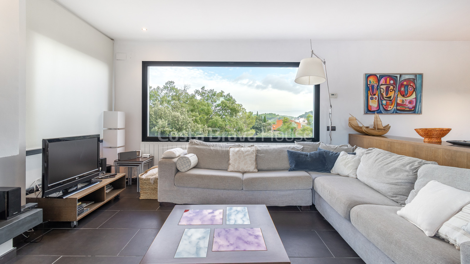 Eigentijdse villa te koop in Esclanyà met moderne architectuur en niveaus, vlak bij de stranden