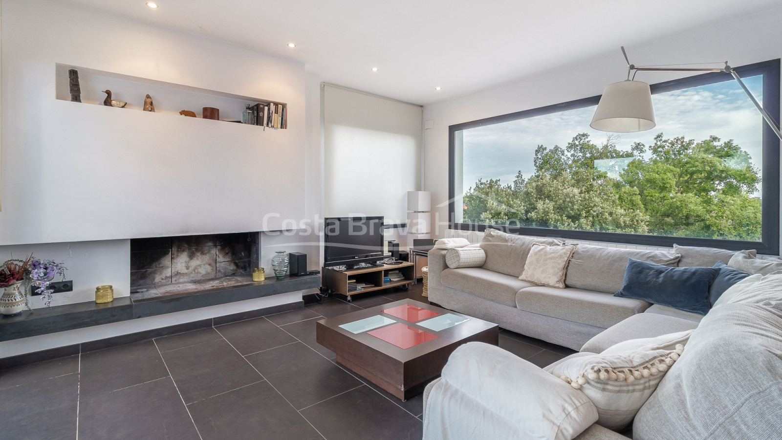 Eigentijdse villa te koop in Esclanyà met moderne architectuur en niveaus, vlak bij de stranden