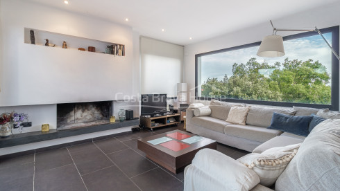 Eigentijdse villa te koop in Esclanyà met moderne architectuur en niveaus, vlak bij de stranden