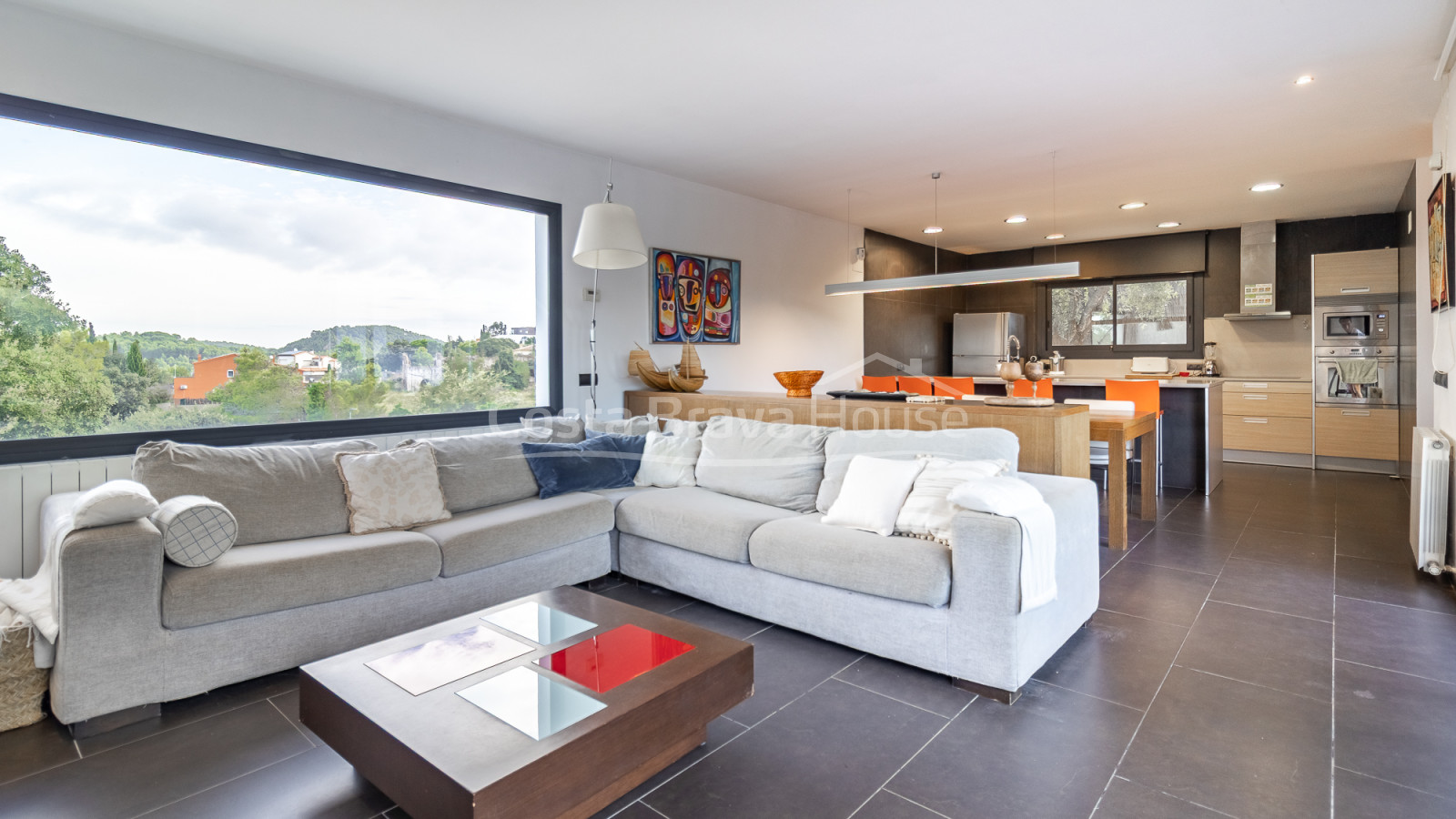 Eigentijdse villa te koop in Esclanyà met moderne architectuur en niveaus, vlak bij de stranden