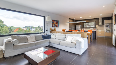 Eigentijdse villa te koop in Esclanyà met moderne architectuur en niveaus, vlak bij de stranden