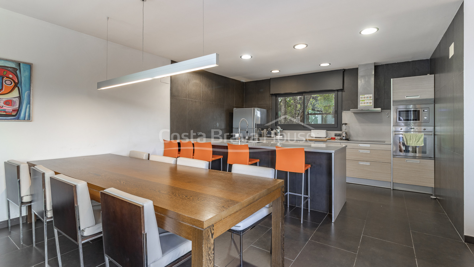 Eigentijdse villa te koop in Esclanyà met moderne architectuur en niveaus, vlak bij de stranden