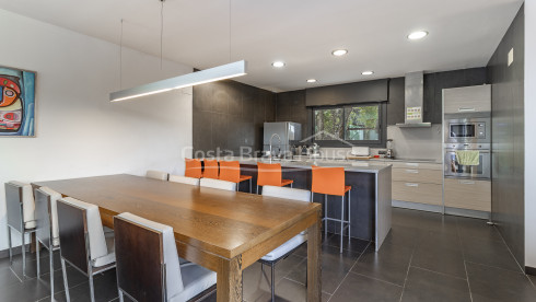Eigentijdse villa te koop in Esclanyà met moderne architectuur en niveaus, vlak bij de stranden