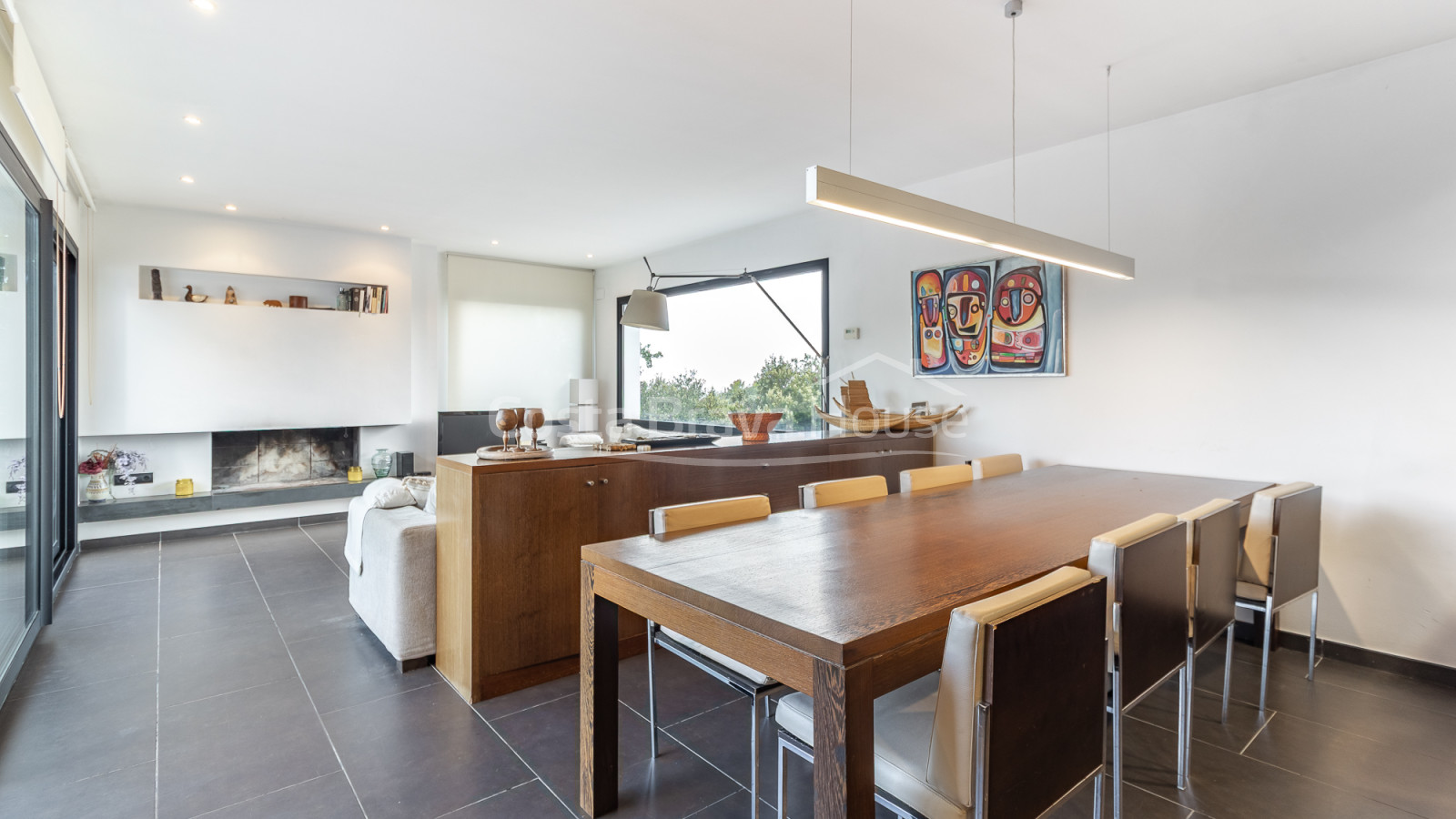 Eigentijdse villa te koop in Esclanyà met moderne architectuur en niveaus, vlak bij de stranden
